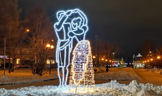 Вологда готовится к Новому году: в центре города появился арт-объект «Танцующая пара»